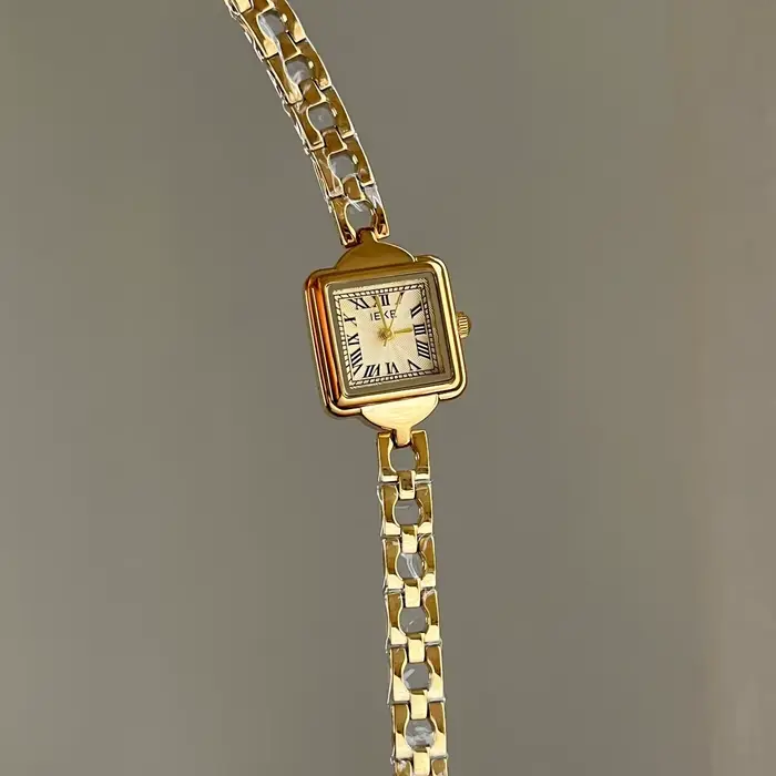 Montre vintage dorée pour femme avec bracelet chaîne, une montre carrée de luxe et polyvalente, une 