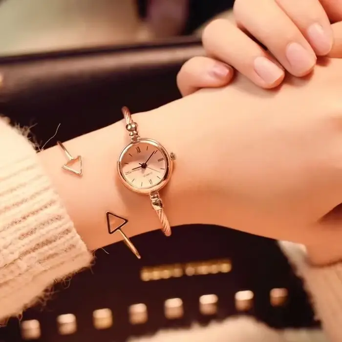Montre-bracelet rétro élégante pour femmes en acier inoxydable avec affichage chiffre romain pour occasions spéciales