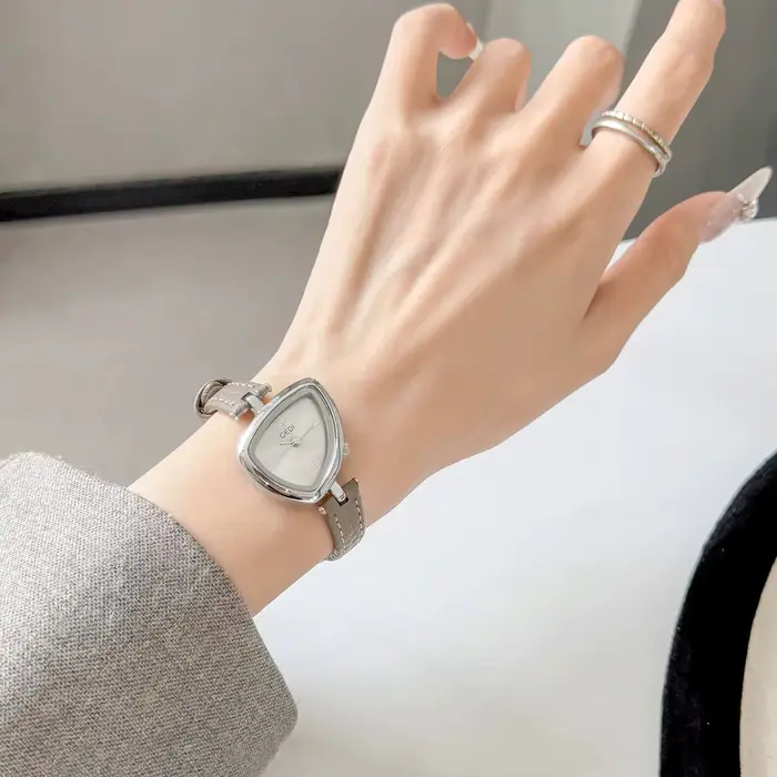 Montre femme de luxe à la mode avec design asymétrique