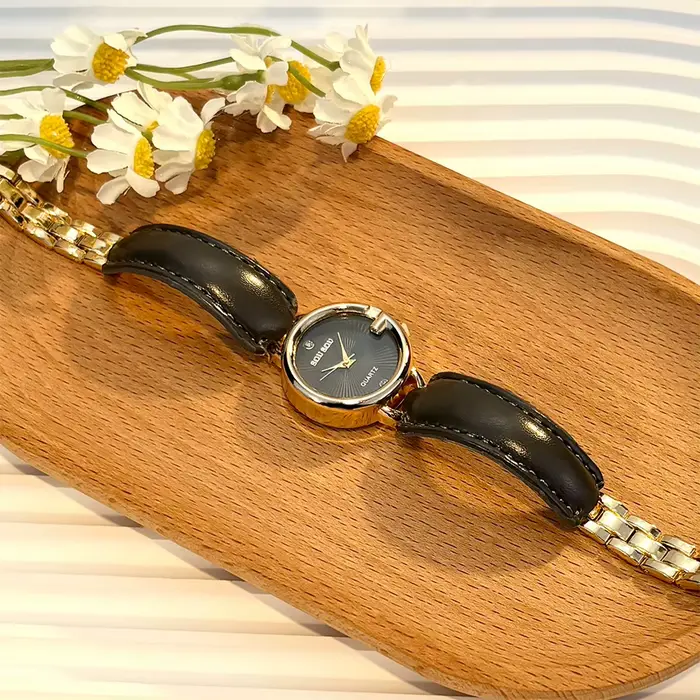 Montre en cuir incurvée design G élégant pour femme occassions spéciales bracelet ajustable largeur bande 16mm mouvement quartz style casual女性友人,如果你喜欢手表并且想要了解更多信息,我刚刚写了一篇关于这款时尚而休闲的手表的介绍。它有独特的G形设计,非常适合作为礼物送给女性朋友或用于特别场合。这款手表不仅外观优雅,而且佩戴舒适,适合日常搭配。希望这些信息对你有帮助!如果有任何问题或需要更多细节,请告诉我。