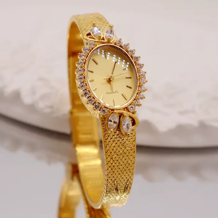 2025 montre pour femme diamant luxe élégant couronne cadran or montre bracelet en laiton plaqué or 1
