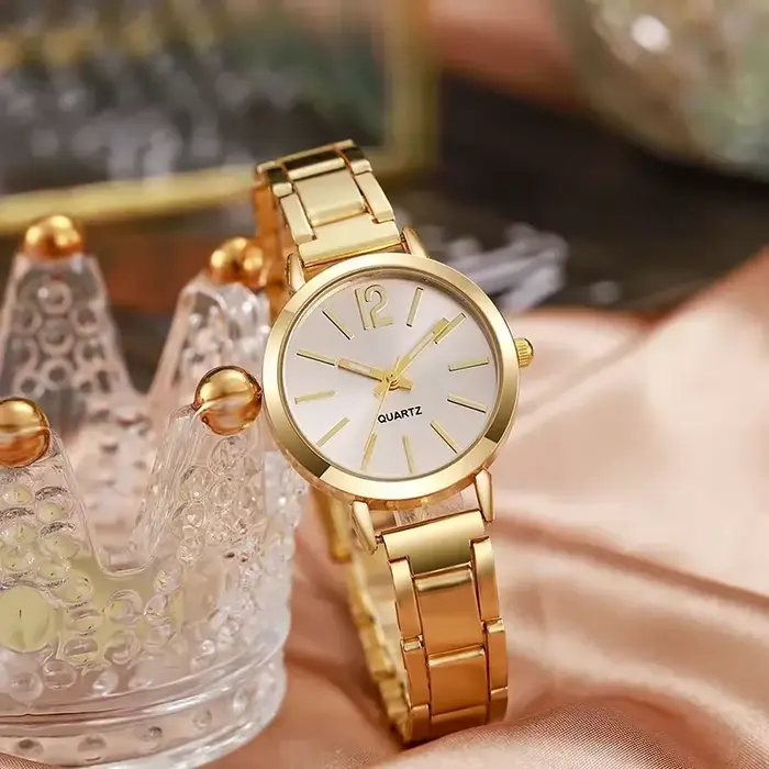 Montre-bracelet quartz analogique pour femme avec bracelet en alliage, design luxueux et finitions soignées pour toutes les occasions élégantes