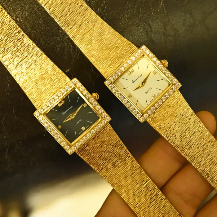 Montre carrée de luxe pour femme en or avec lunette en strass