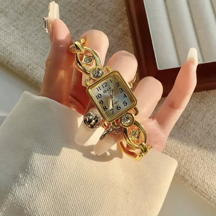 Montre de mode à cadran numérique doré