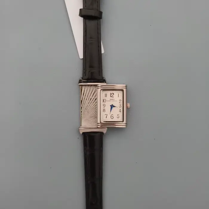 Nouvelle montre à quartz rétro carrée pour femme avec boîtier réversible et bracelet en cuir