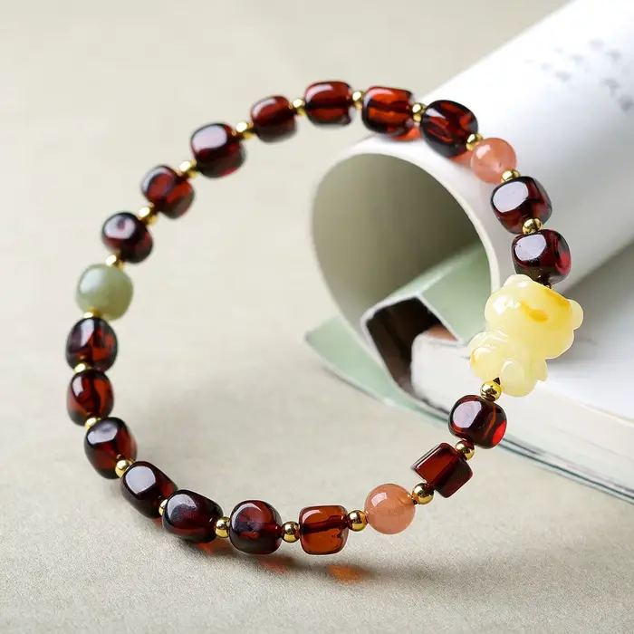 Bracelet de perles d'ambre sanguin carrées de forme libre avec ours en ambre de style chinois et cad