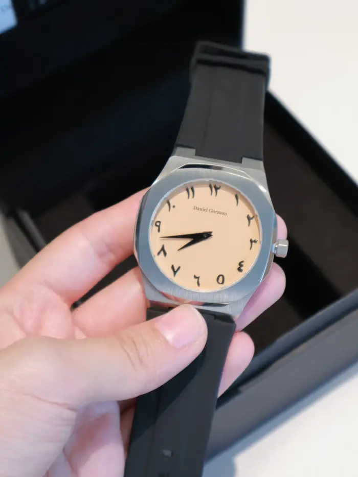 Nouvelle montre à quartz ultra-mince de luxe homme édition limitée avec boîtier en acier inoxydable et bracelet en silicone pour diverses occasions