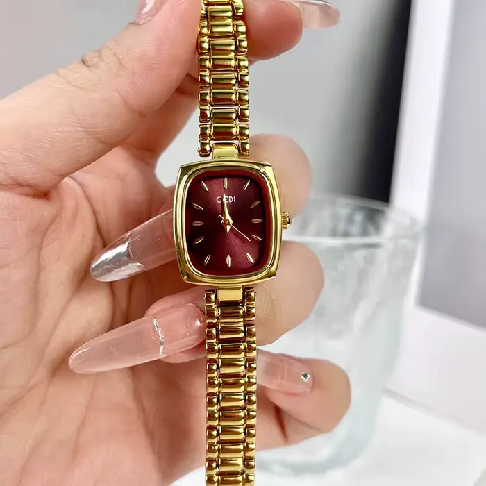 Montre en or étanche pour femme