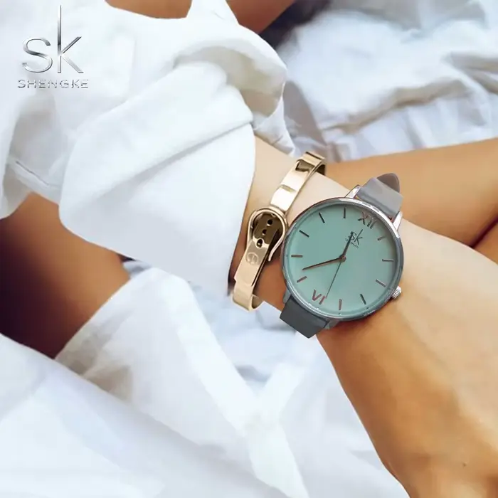 Montres à quartz dorées pour femmes