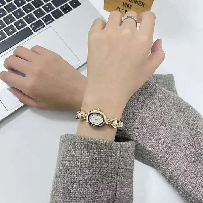 Nouvelle offre spéciale ovale belles dames Vintage montres pour femme fille étudiant mignon élégant petites femmes