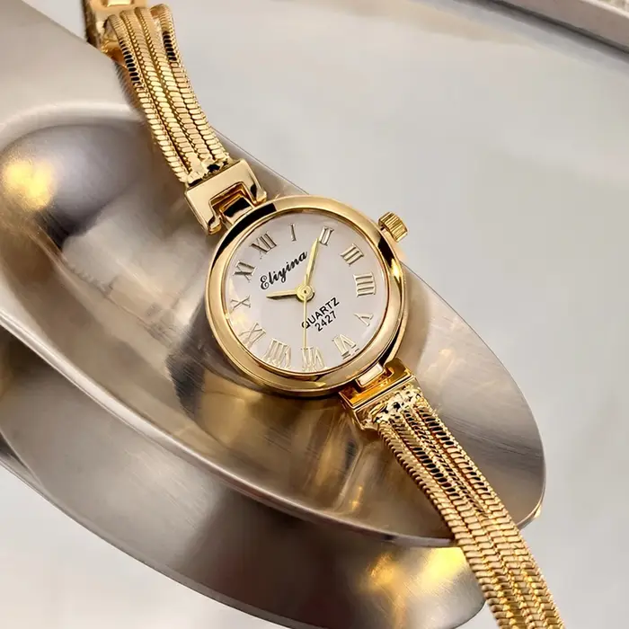 Montre-bracelet vintage à franges rondes pour femme – Élégance intemporelle avec une touche bohème et un charme