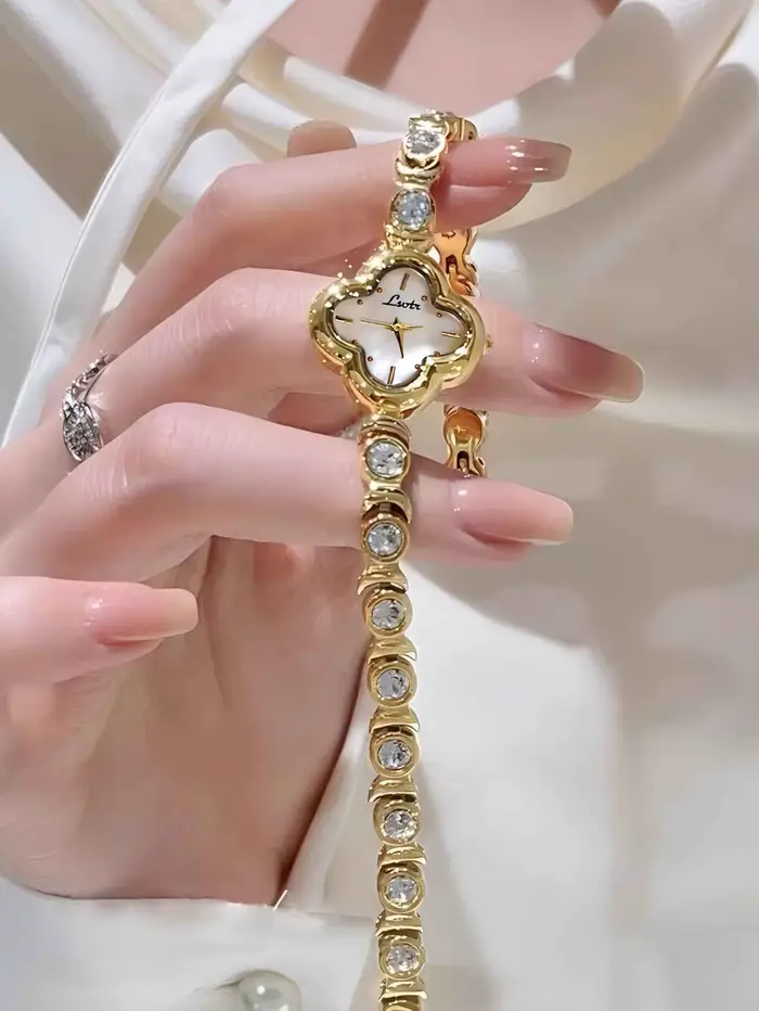 1 nouvelle montre élégante pour femme avec boîtier en forme de trèfle à quatre feuilles