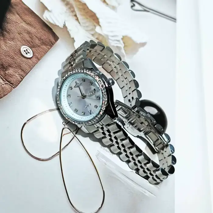 Montre pour femme cloutée de diamants