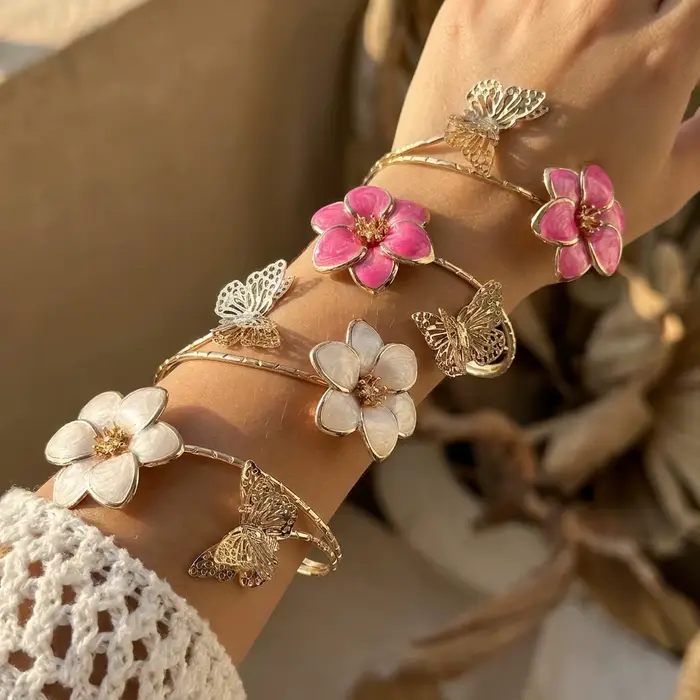 Bracelet manchette romantique en émail blanc avec fleurs et papillons pour femme