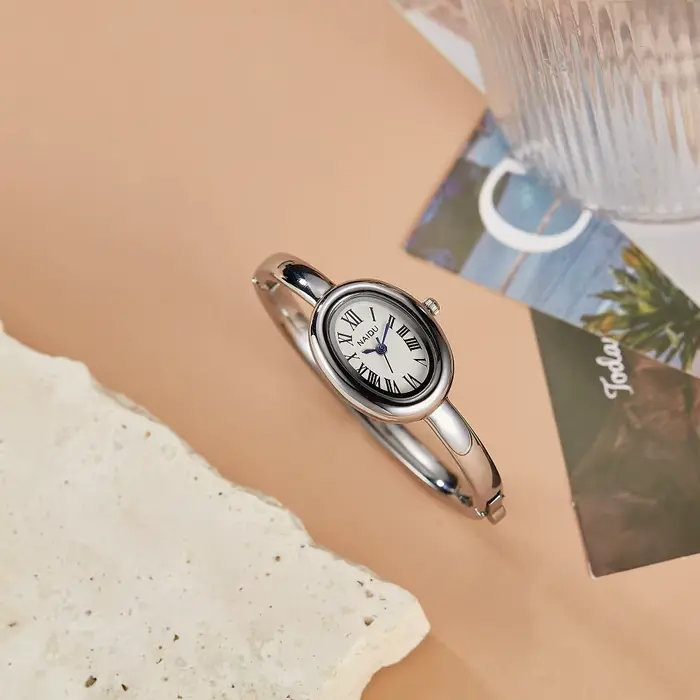 Montre ovale élégante pour femmes avec cadran en chiffres romains et bracelet en alliage à Quartz pour occasions spéciales