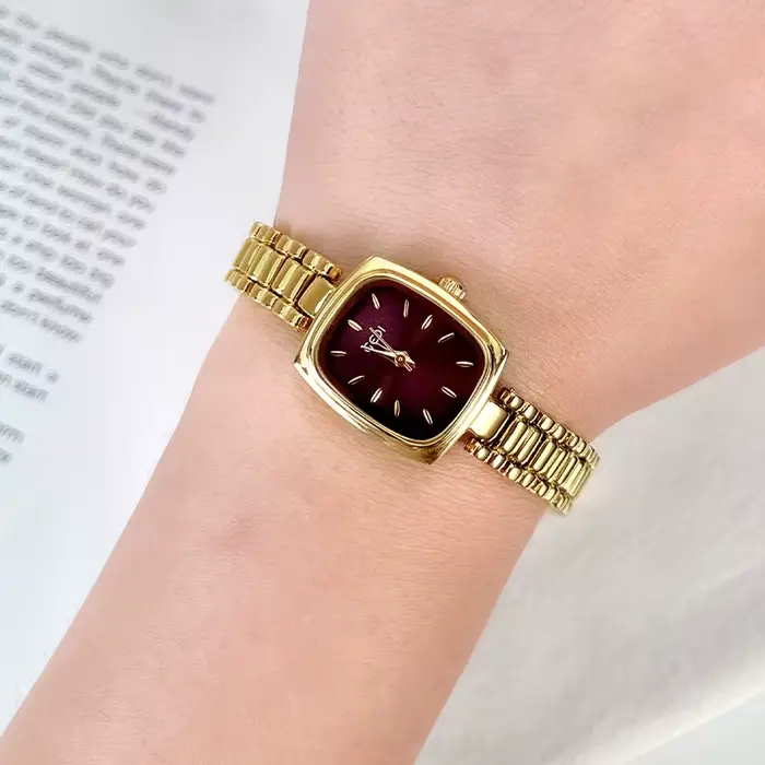 Montre en or étanche pour femme