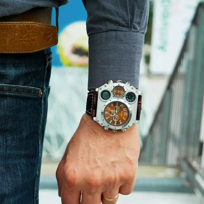 Montre Oulm Unique pour Hommes Style Sportive Fuseau Horaire Multiple Bracelet en Cuir Occasions Aventures Militaires
