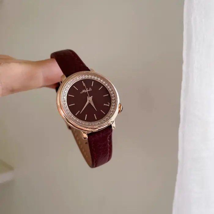 Montre rétro chic à cadran rond bordeaux sertie de diamants pour femmes occasions spéciales