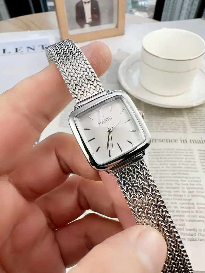 Montres pour femme lumière luxe avancé dames montres Simple mode cadran Compact femmes montre à Quar