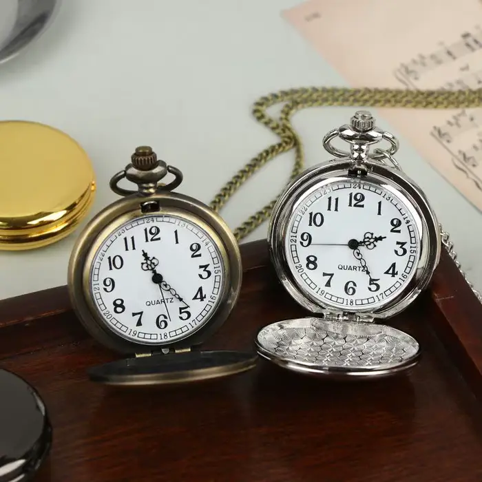 Montre de poche rétro classique avec cadran numérique simple chaîne à suspendre et couvercle rabattable pour femmes et hommes occasions spéciales