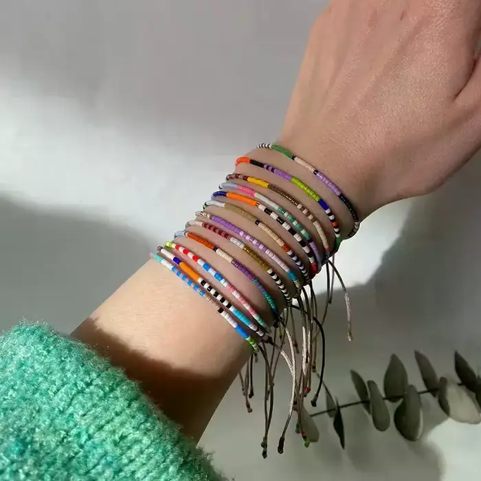 Bracelet pour femmes en acrylique coloré design Y2K à offrir pour occasions spéciales et mode rétro chic