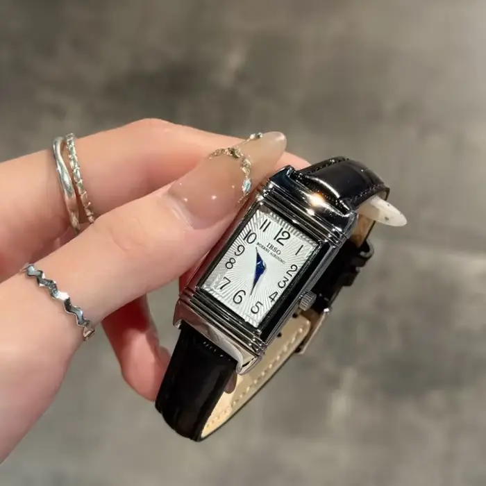 Nouvelle montre à quartz rétro carrée pour femme avec boîtier réversible et bracelet en cuir