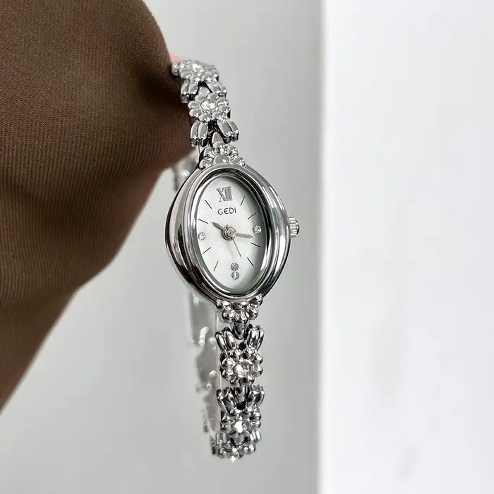 Montre pour femme en alliage avec incrustations de diamants style rétro mode et décontracté pour occasions spéciales