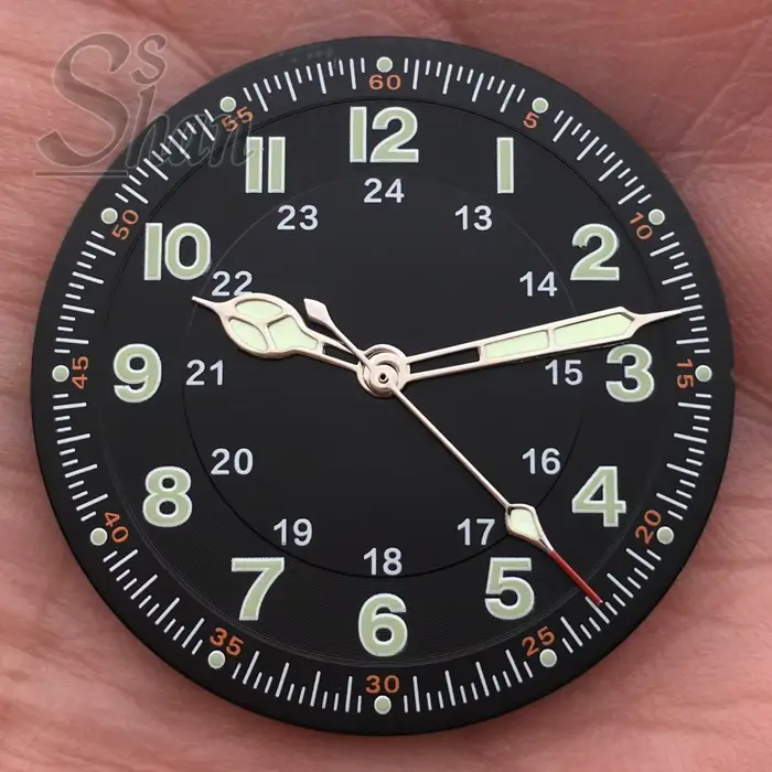Le cadran de montre de style aviateur classique de 29 mm est serti de chiffres arabes