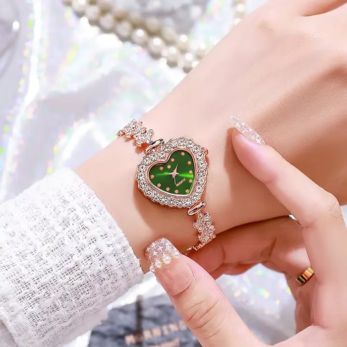 Montre à quartz à cadran en forme de cœur pour femme