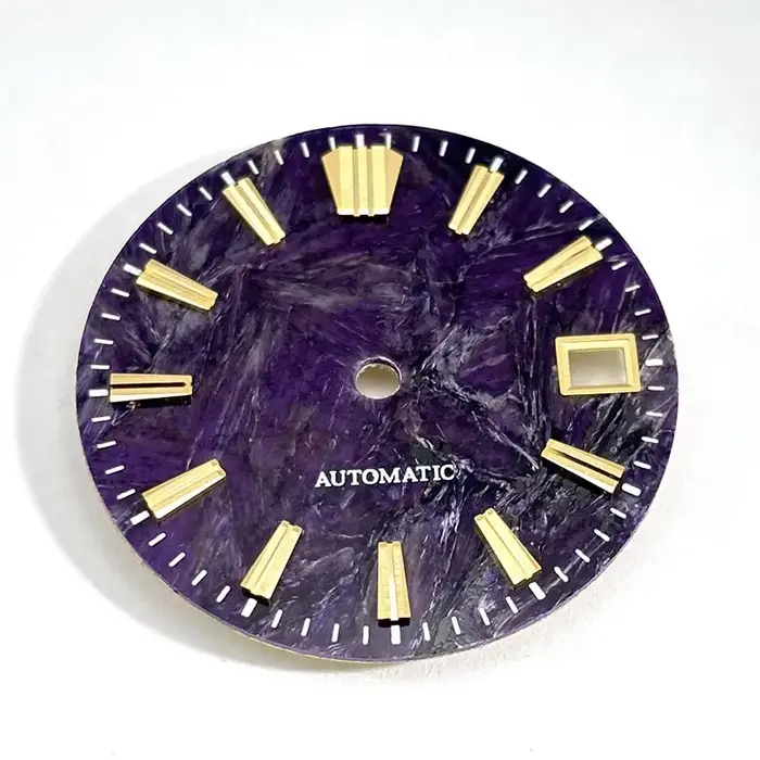 Visage de montre en pierre violette naturelle élégant pour femmes avec mouvement mécanique NH38/NH35 pour mariage et occasions spéciales