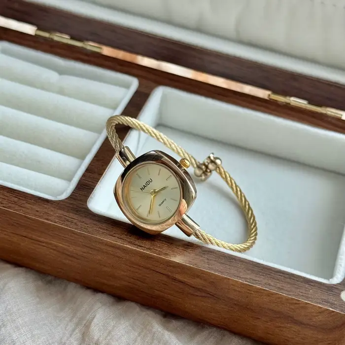 Montre-bracelet élégante pour femme avec bracelet fin doré