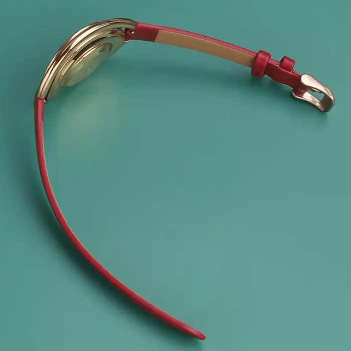 Bracelet en peau de vache pour femme avec fermoir papillon, adaptable à toutes les montres traditionnelles, couleur beige, blanc noir, bleu blanc, bleu rose, bleu clair, jaune argenté, mouve fumée, noir antique, noir blanc, noir jaune, noir gris, rouge noir, vert bleu, violet vert, blanc argenté