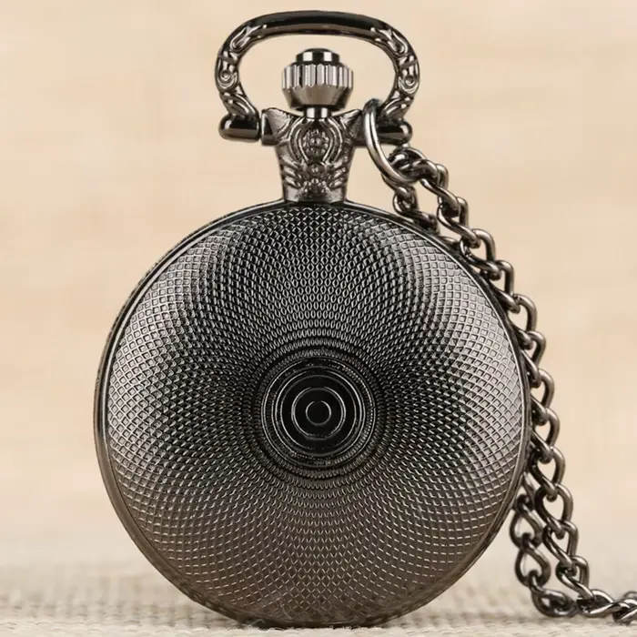 Montre de Poche à Quartz Antique avec Motif Chapelier Fou, Boîtier en Acier Inoxydable, Cadran Blanc, Chaîne Incluse, Idéal pour Occasions Spéciales, Cadeau Unique pour Homme et Femme