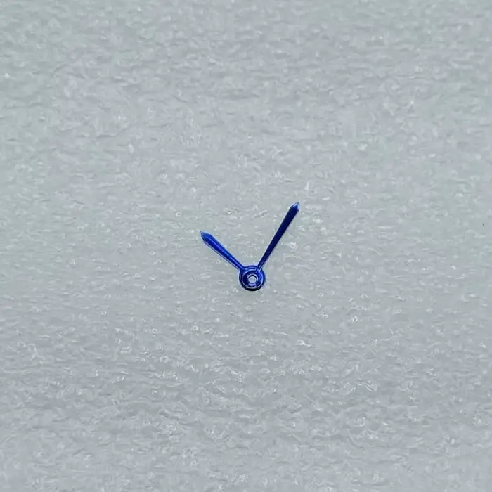 Aiguilles de montre en forme d'épée bleue