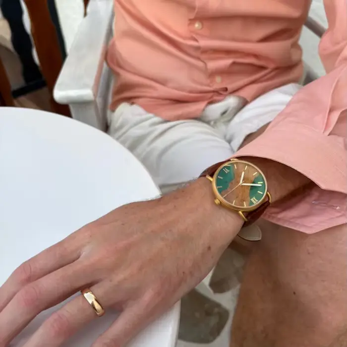 Montre en bois gravée avec bracelet en cuir mouvement japonais