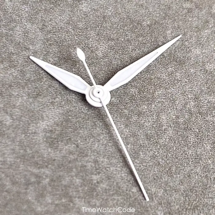 Aiguilles de montre pilote blanches et jaunes