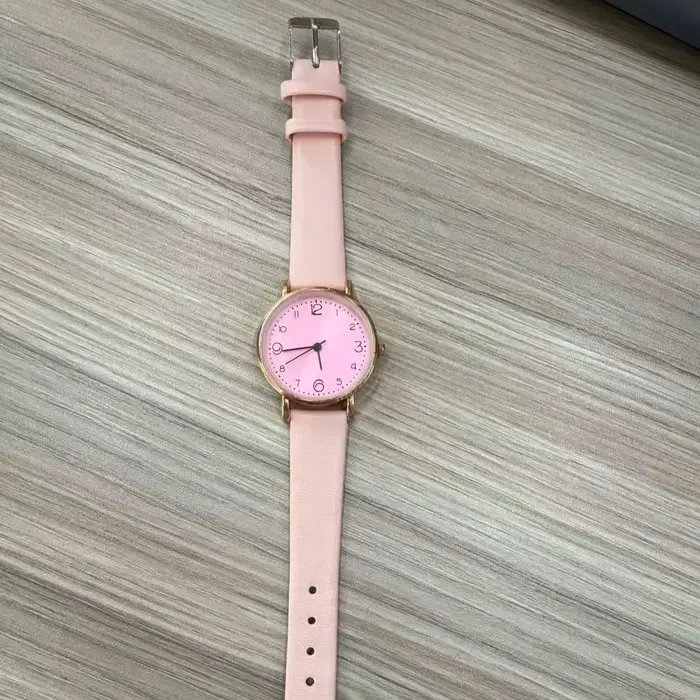 Nouvelles femmes montres dames décontracté chiffres arabes en cuir analogique montre à Quartz