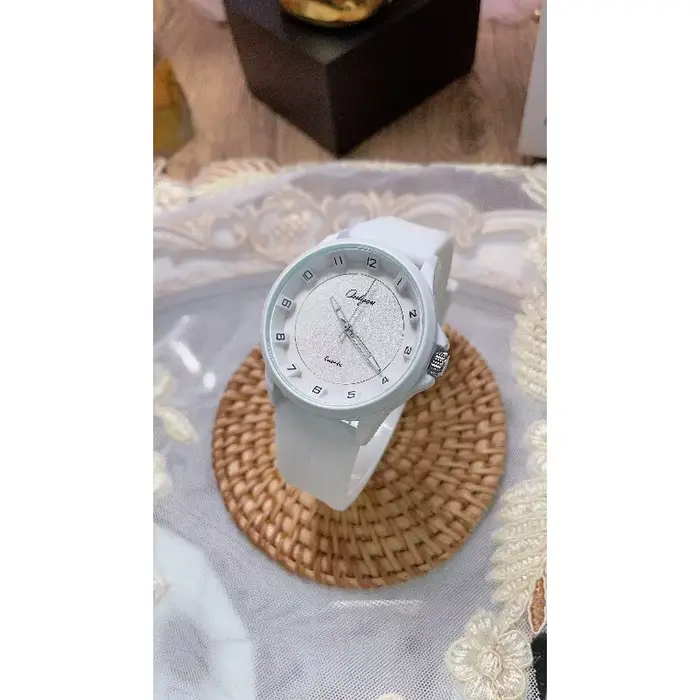 Montre à Quartz pour Femmes avec Bracelet en Silicone Élégante et Polyvalente Occasions Spéciales Étudiante Accessoires Mode Décontracté Résistance à l'Eau