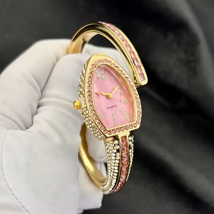 Montre-bracelet de luxe pour femme avec cadran serpentine et diamants sur le côté