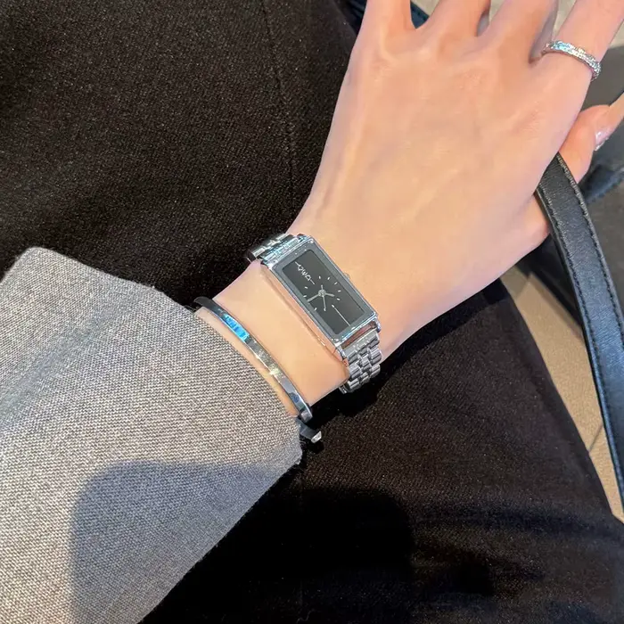 Montre rectangulaire en acier inoxydable pour femmes avec mouvement à quartz, résistante à l'eau, idéale pour toutes les occasions et cadeaux spéciaux