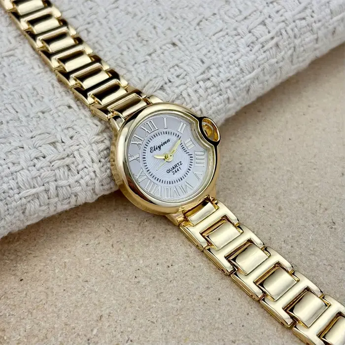 Montre-bracelet élégante pour femmes avec bracelet en acier allié et affichage en chiffres romains pour les occasions spéciales et quotidiennes