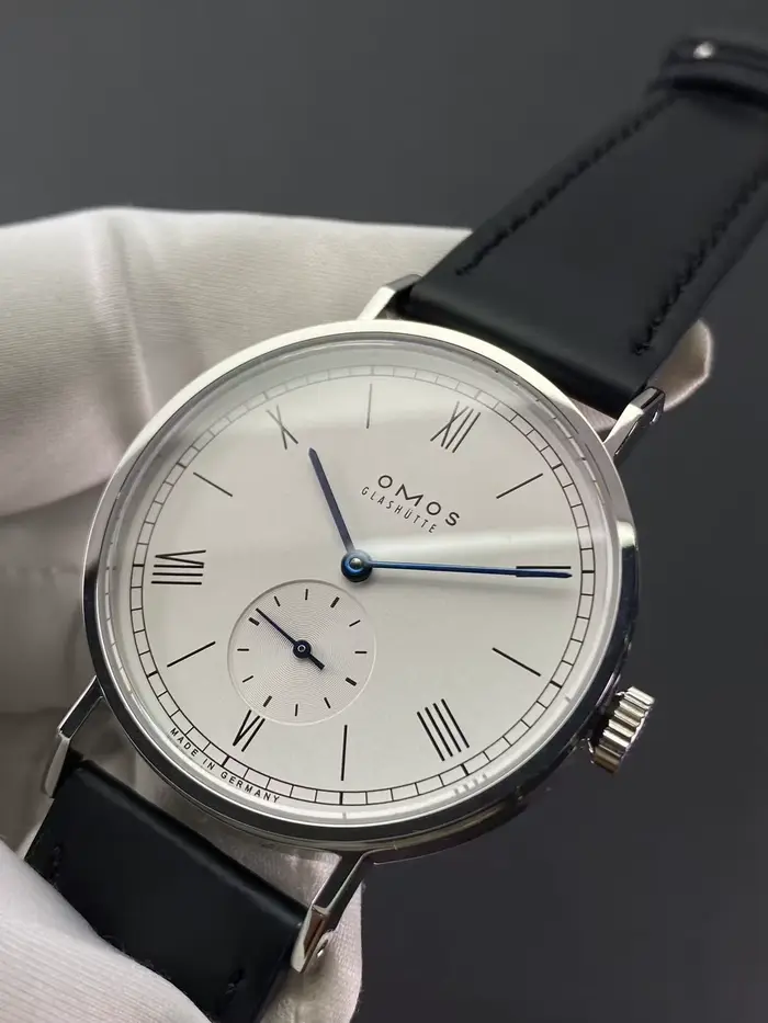 Montre mécanique automatique ultra-fine de style Bauhaus minimaliste avec petit cadran des secondes indépendant