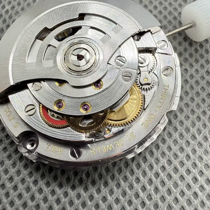 Mouvement automatique Shanghai 40mm et 36mm avec affichage jour et date en anglais et rouge ou blanc pour homme et femme occasions spéciales