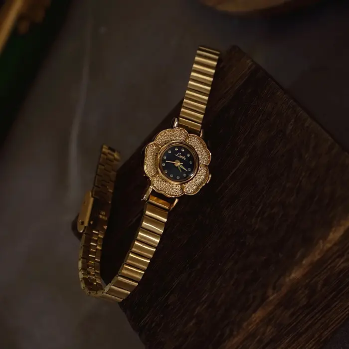 1 montre pour femme de style français rétro avec petit cadran doré et fleur de camélia