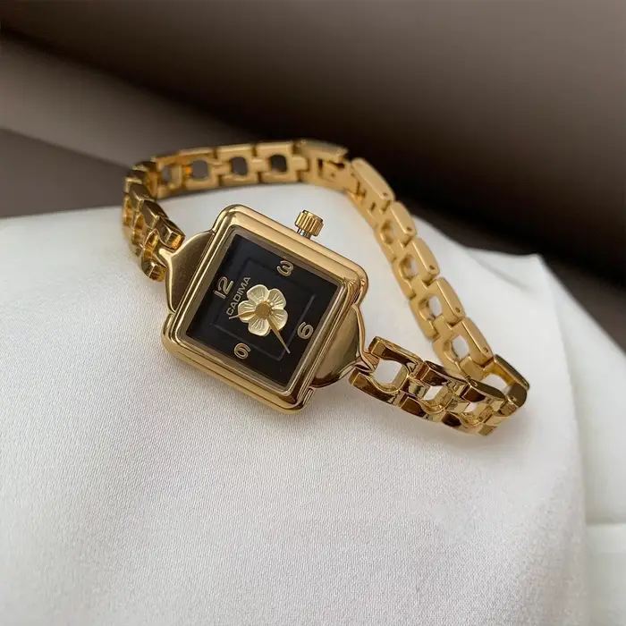 Nouvelle montre pour femme vintage noir or camélia chaîne lumière luxe à la mode carré haut de gamme