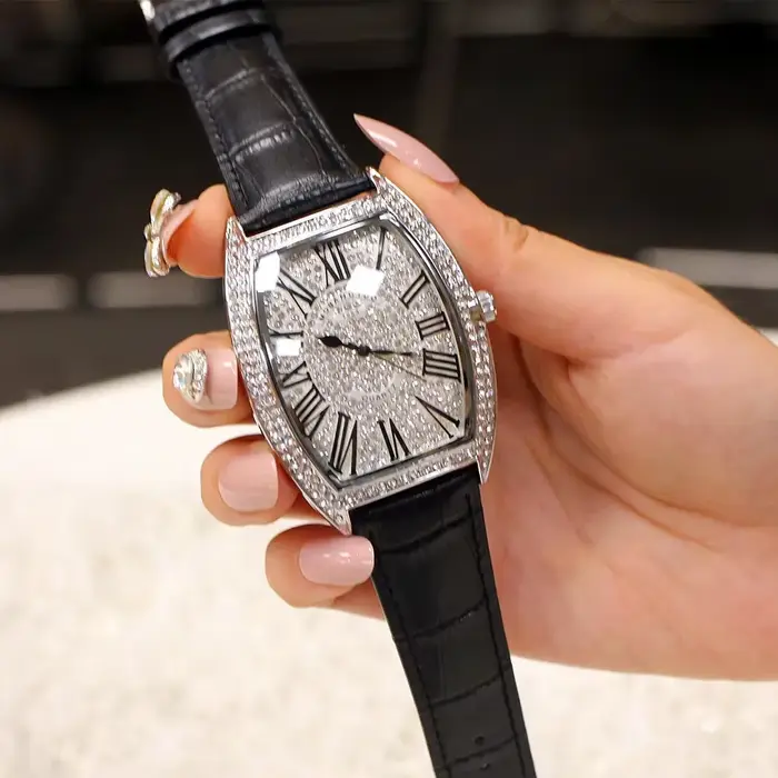 Montre DRNATA Quartz Tonneau avec Cadran Diamant Glacé Luxe pour Hommes Occasions Spéciales Élégante Bracelet Cuir Véritable