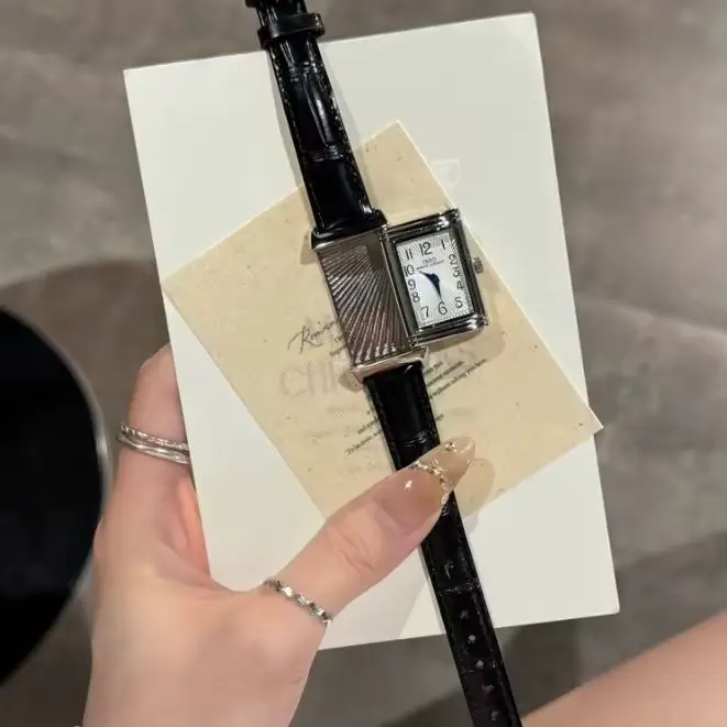 Nouvelle montre à quartz rétro carrée pour femme avec boîtier réversible et bracelet en cuir