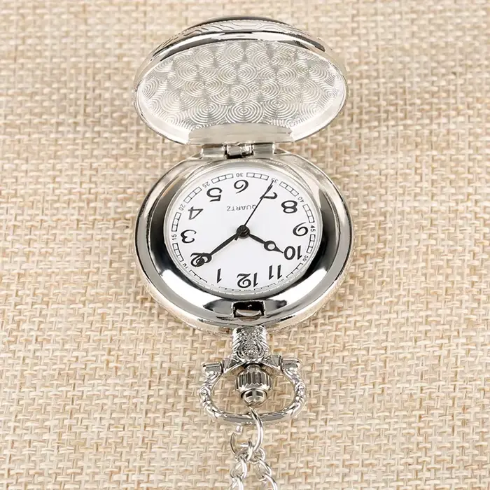 Montre de Poche à Quartz Antique avec Motif Chapelier Fou, Boîtier en Acier Inoxydable, Cadran Blanc, Chaîne Incluse, Idéal pour Occasions Spéciales, Cadeau Unique pour Homme et Femme