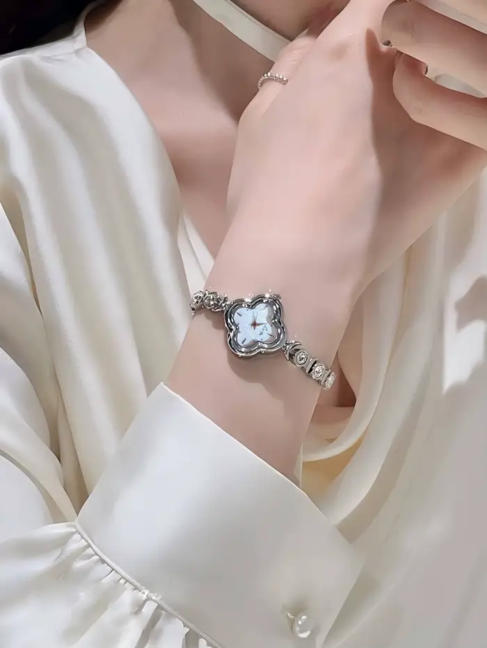 1 nouvelle montre élégante pour femme avec boîtier en forme de trèfle à quatre feuilles