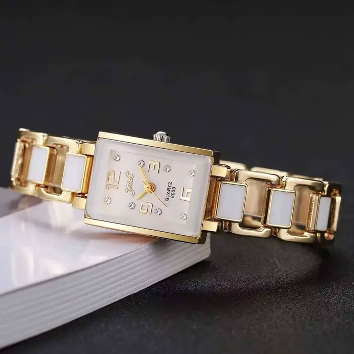 Montres carrées élégantes pour femmes